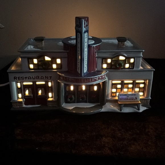 Department 56 "Reindeer Bus Depot" - Picture 9 of 9